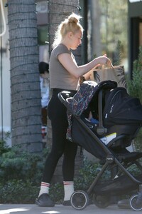 rumer-willis-out-in-studio-city-11-24-2023-5.thumb.jpg.1542777eff575e0e8b3460af9030aaef.jpg