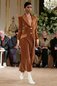 00025-schiaparelli-fall-2023-ready-to-wear-credit-gorunway.thumb.jpg.fd208f2a1dd079e1bf64bcd3355e7898.jpg