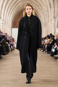 00026-lanvin-fall-2023-ready-to-wear-credit-gorunway.thumb.jpg.57ecf95552a85ddefa778c6e0af3c1bd.jpg