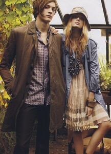 Testino_Burberry_Spring_Summer_2009_05.thumb.jpg.70ec1ed698609ff234ecebd53c24d8ea.jpg