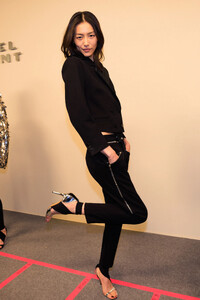 pfw_f23_backstage_isabel_marant_acielle_016.thumb.jpg.7382b8b91e5dc9fd6afb55572c12a283.jpg