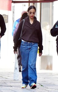 zoe-saldana-in-casual-outfit-shopping-in-venice-03-06-2024-0.jpg