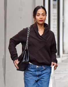 zoe-saldana-in-casual-outfit-shopping-in-venice-03-06-2024-5.jpg