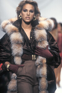 ChristianDior1992WomenRTW19.thumb.jpg.ef471334c16a92d186a28b3f0254ec81.jpg