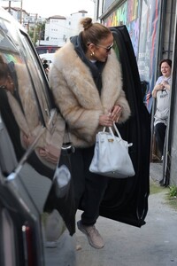 Jennifer-Lopez---Seen-as-she-heads-to-the-dance-studio-01.jpg