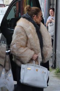 Jennifer-Lopez---Seen-as-she-heads-to-the-dance-studio-06.jpg