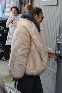 Jennifer-Lopez---Seen-as-she-heads-to-the-dance-studio-07.jpg