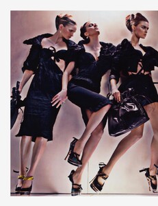 Meisel_Prada_Spring_Summer_2009_11.thumb.jpg.e89b180a194f4150c89a3fb7b983e38c.jpg