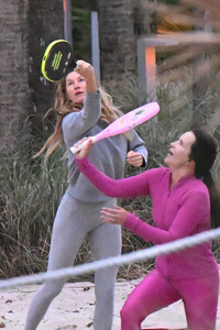 gisele and vivian in miami january 17 2024 21.jpeg