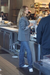 gisele at erewhon la january 11 2024 10.jpeg