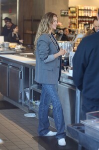 gisele at erewhon la january 11 2024 14.jpeg