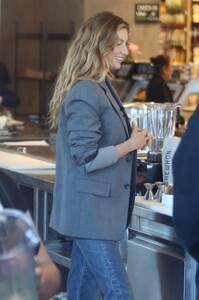 gisele at erewhon la january 11 2024 15.jpeg