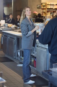 gisele at erewhon la january 11 2024 18.jpeg