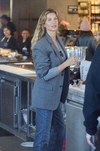 gisele at erewhon la january 11 2024 23.jpeg