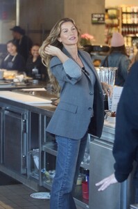 gisele at erewhon la january 11 2024 24.jpeg