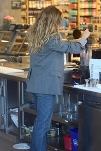 gisele at erewhon la january 11 2024 3.jpeg