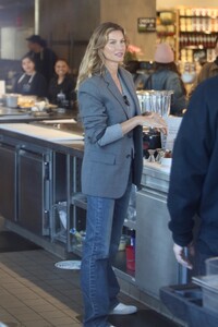 gisele at erewhon la january 11 2024 34.jpeg