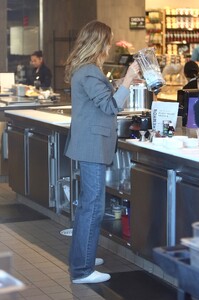 gisele at erewhon la january 11 2024 6.jpeg