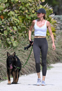 gisele in surfside miami march 3 2024 10.jpeg