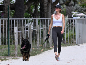 gisele in surfside miami march 3 2024 20.jpeg