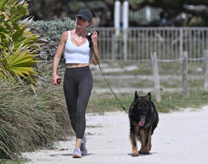 gisele in surfside miami march 3 2024 4.jpeg