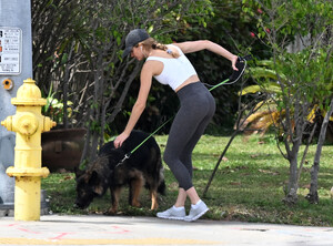 gisele in surfside miami march 3 2024 40.jpeg