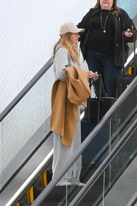 gisele jfk airport nyc march 20 2024 3.jpeg