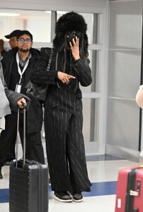 naomi-campbell-arrives-at-jfk-airport-in-new-york-03-06-2024-5.jpg