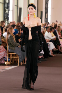 00010-schiaparelli-fall-2023-couture-credit-gorunway.thumb.jpg.60bffb1e0ecb3b39bf76e250d2dfbbfa.jpg