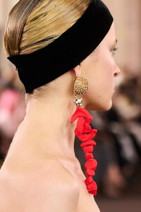 00033-schiaparelli-fall-2023-couture-details-credit-gorunway.thumb.jpg.4d3a69b9be8cfded9b40f9b38c800294.jpg