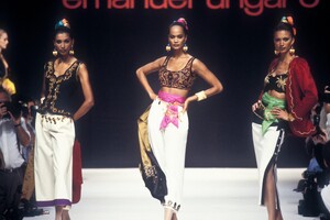 EmanuelUngaro1993WomenRTW25.thumb.jpg.10047de84af044b4908039259315b507.jpg