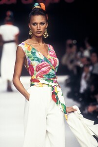 EmanuelUngaro1993WomenRTW84.thumb.jpg.a13fb28bc7c24503e43c69e3a6a1b397.jpg