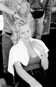 Eva_Herzigova_Chanel_FW1992_Couture_Backstage_057.jpg