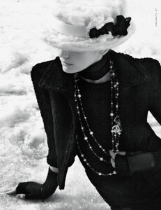 Lagerfeld_Chanel_Fall_Winter_2009_10_11.thumb.jpg.065418136e2685a5d6373f200a5d168a.jpg