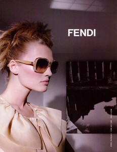 Lagerfeld_Fendi_Spring_Summer_2009_06.thumb.jpg.b7194e4e60bb1e6bafec69c6d96e64cd.jpg