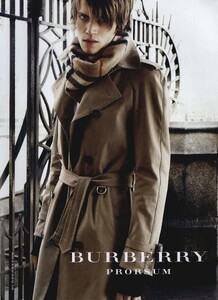 Testino_Burberry_Fall_Winter_2009_10_01.thumb.jpg.199233b8ef3f48659c4a55ee55709e43.jpg