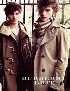 Testino_Burberry_Fall_Winter_2009_10_05.thumb.jpg.11d8690dc14a607f33eafaadbe984d3f.jpg