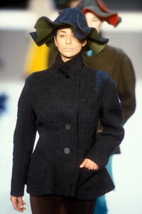 IsseyMiyake1996WomenRTW97.thumb.jpg.ee214cb63e29f5d7159715930465705b.jpg