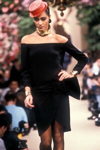 YvesSaintLaurent1987HauteCoutureSS45.thumb.jpg.a948d9aeb753ccbaefbdceaf06c7c68e.jpg