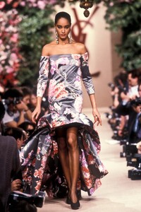 YvesSaintLaurent1987HauteCoutureSS55.thumb.jpg.133c0f69735e13bbd7725a6500a71a27.jpg