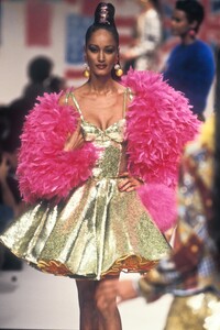 EmanuelUngaro1995WomenSS24.thumb.jpg.cbbaf0b162b2582c4296f5a4b162b10f.jpg