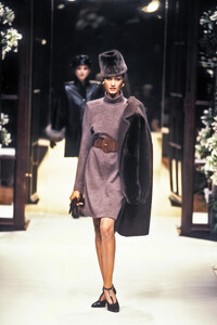 Givenchy1994HauteCoutureFW37.thumb.jpg.95959585ab234a4356f508320e028ad5.jpg