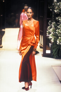 Givenchy1994HauteCoutureFW53.thumb.jpg.347f5d0fe44354f17eb3a72e7aa57599.jpg