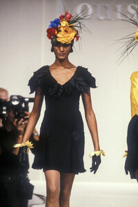 LouisFeraud1990HauteCoutureSS44.thumb.jpg.4bd92d400dd6e1f4347e92343055bcdd.jpg