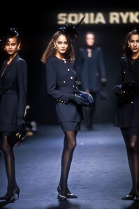 SoniaRykiel1991WomenFW39.thumb.jpg.2d51c37238ddc1368ffd3d0d1d19ef73.jpg