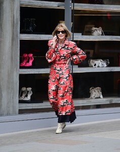 anna-wintour-in-brightly-coloured-summery-dress-in-london-06-27-2023-2.thumb.jpg.3a11dc2833b6318b150db01be1095e2e.jpg