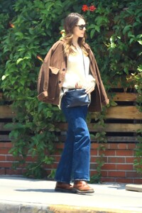 elizabeth-olsen-street-style-los-angeles-05-14-2024-6.jpg