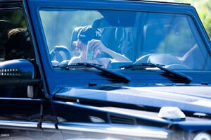 kendall-jenner-leaving-a-beach-in-malibu-07-16-2024-2.jpg