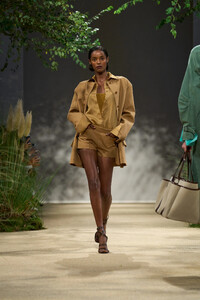 00027-max-mara-spring-2024-ready-to-wear-credit-gorunway.thumb.jpg.346bbac057b08e7205188d3a7e6143d9.jpg