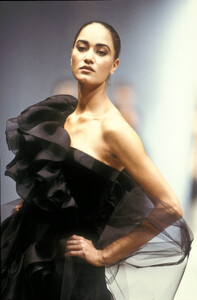 Fendi1987WomenRTW15.thumb.jpg.b81171b0938dc7569c35f20761b395c5.jpg